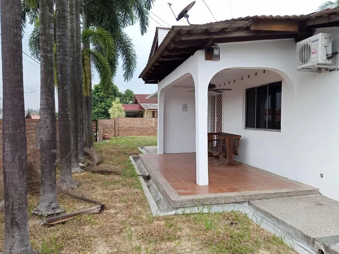 Homestay Larkin, Jalan Sukarela 新山 0*,  马来西亚